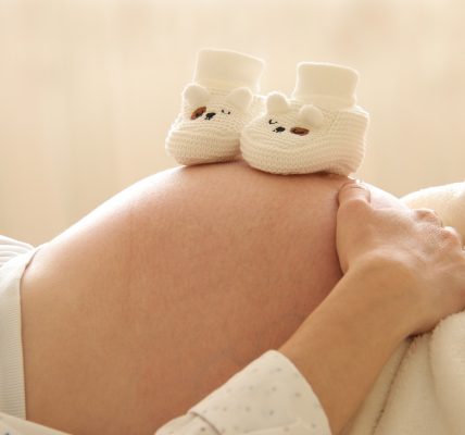 Czym się charakteryzuje ciążą pozamaciczna?